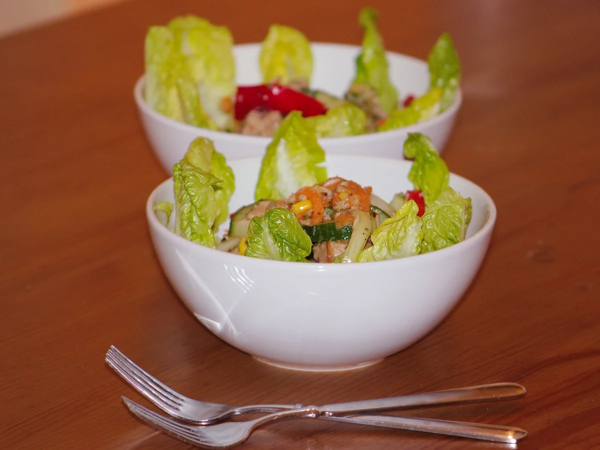 Rohkostsalat mit Thunfisch, Romasalatherzen & Mais - Rezept - Bild Nr. 2