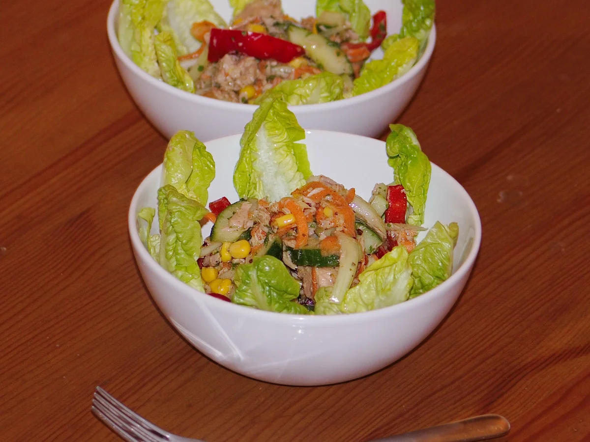 Rohkostsalat mit Thunfisch, Romasalatherzen & Mais - Rezept - Bild Nr. 3