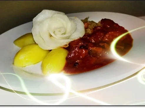 Hirschgulasch mit Salzkartoffeln & Sauerkraut-Salat - Rezept