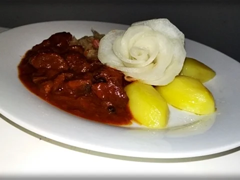 Hirschgulasch mit Salzkartoffeln & Sauerkraut-Salat - Rezept - Bild Nr. 3