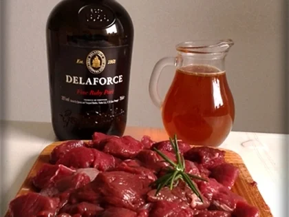 Hirschgulasch mit Salzkartoffeln & Sauerkraut-Salat - Rezept - Bild Nr. 5