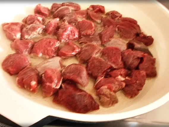 Hirschgulasch mit Salzkartoffeln & Sauerkraut-Salat - Rezept - Bild Nr. 6