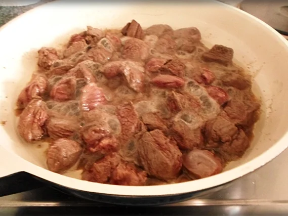 Hirschgulasch mit Salzkartoffeln & Sauerkraut-Salat - Rezept - Bild Nr. 7