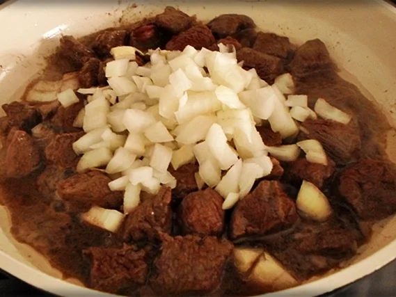 Hirschgulasch mit Salzkartoffeln & Sauerkraut-Salat - Rezept - Bild Nr. 8