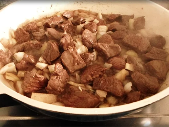 Hirschgulasch mit Salzkartoffeln & Sauerkraut-Salat - Rezept - Bild Nr. 9