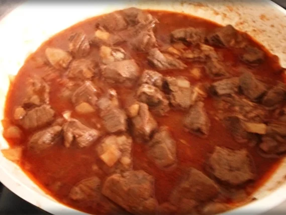 Hirschgulasch mit Salzkartoffeln & Sauerkraut-Salat - Rezept - Bild Nr. 10