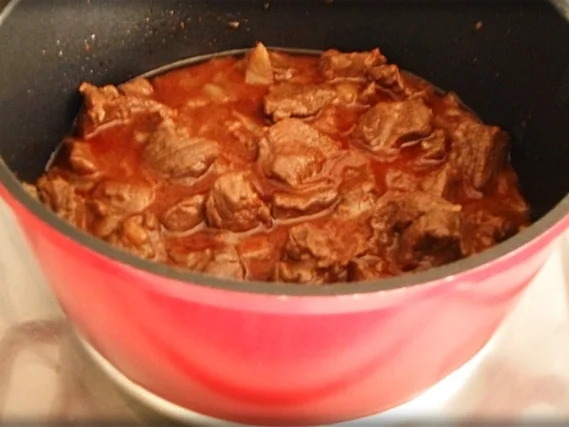 Hirschgulasch mit Salzkartoffeln & Sauerkraut-Salat - Rezept - Bild Nr. 12