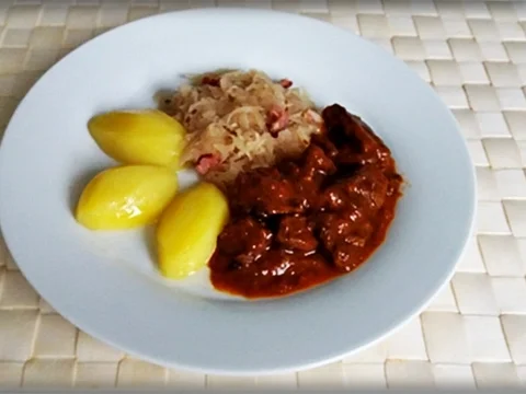 Hirschgulasch mit Salzkartoffeln & Sauerkraut-Salat - Rezept - Bild Nr. 18