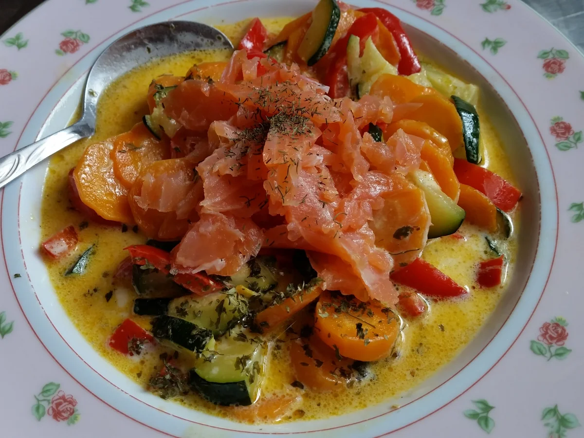 Kokos-Gemüse-Suppe mit Räucherlachs - Rezept