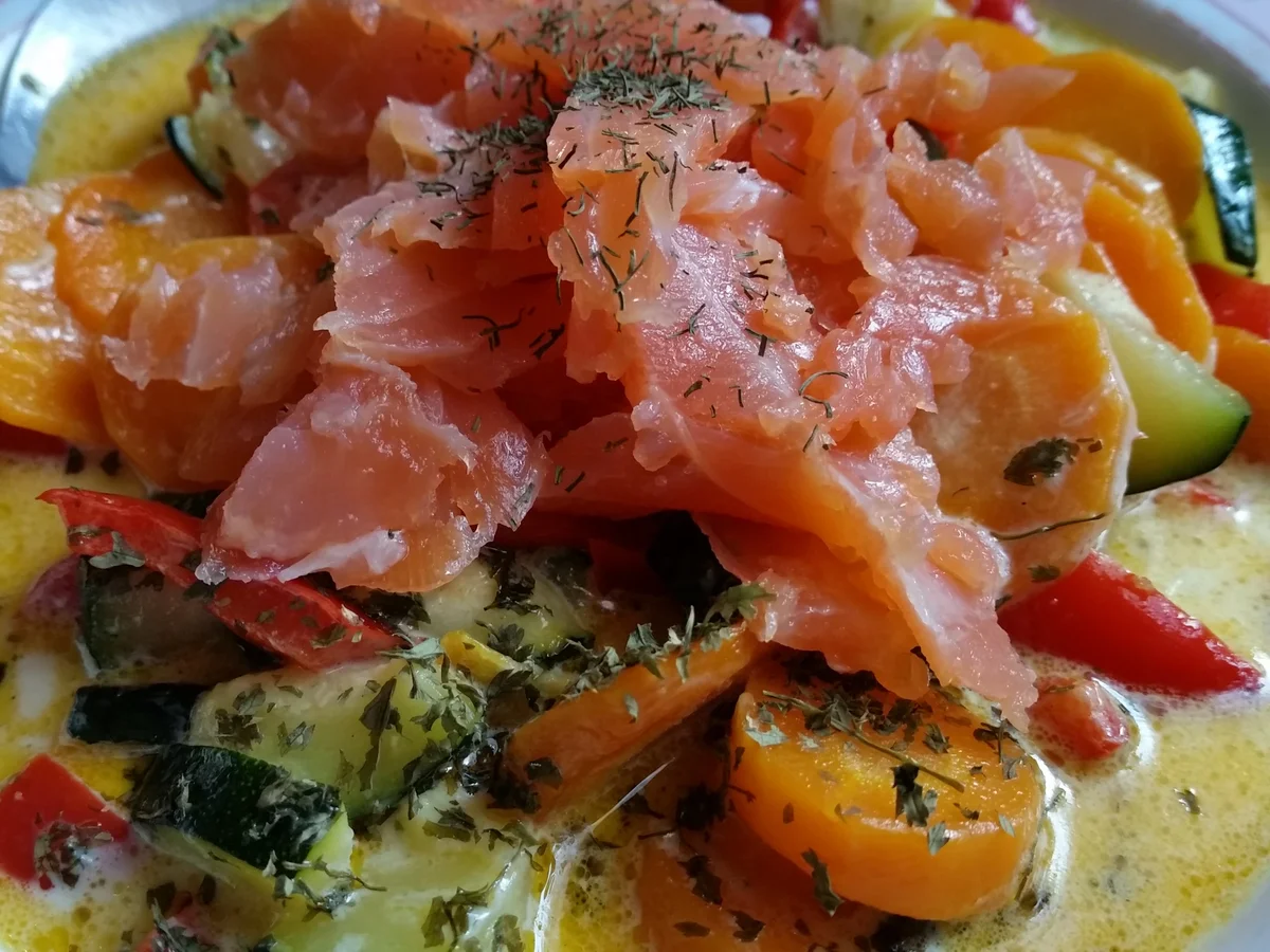 Kokos-Gemüse-Suppe mit Räucherlachs - Rezept - Bild Nr. 2