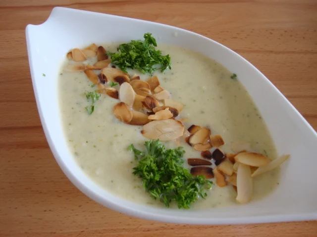 Rezept: Kohlrabicremesüppchen mit Blauschimmelkäse Bild Nr. 96 Kohlrabicremesüppchen mit Blauschimmelkäse - Rezept - Bild Nr. 96