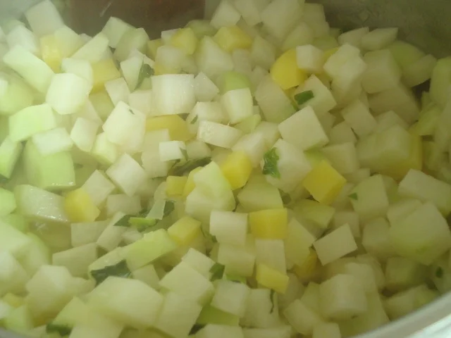 Rezept: Kohlrabicremesüppchen mit Blauschimmelkäse Bild Nr. 98 Kohlrabicremesüppchen mit Blauschimmelkäse - Rezept - Bild Nr. 98