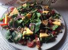 gemischter Salat mit Maulbeeren, Käse und Erdmandeldressing - Rezept