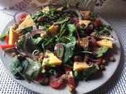 gemischter Salat mit Maulbeeren, Käse und Erdmandeldressing - Rezept