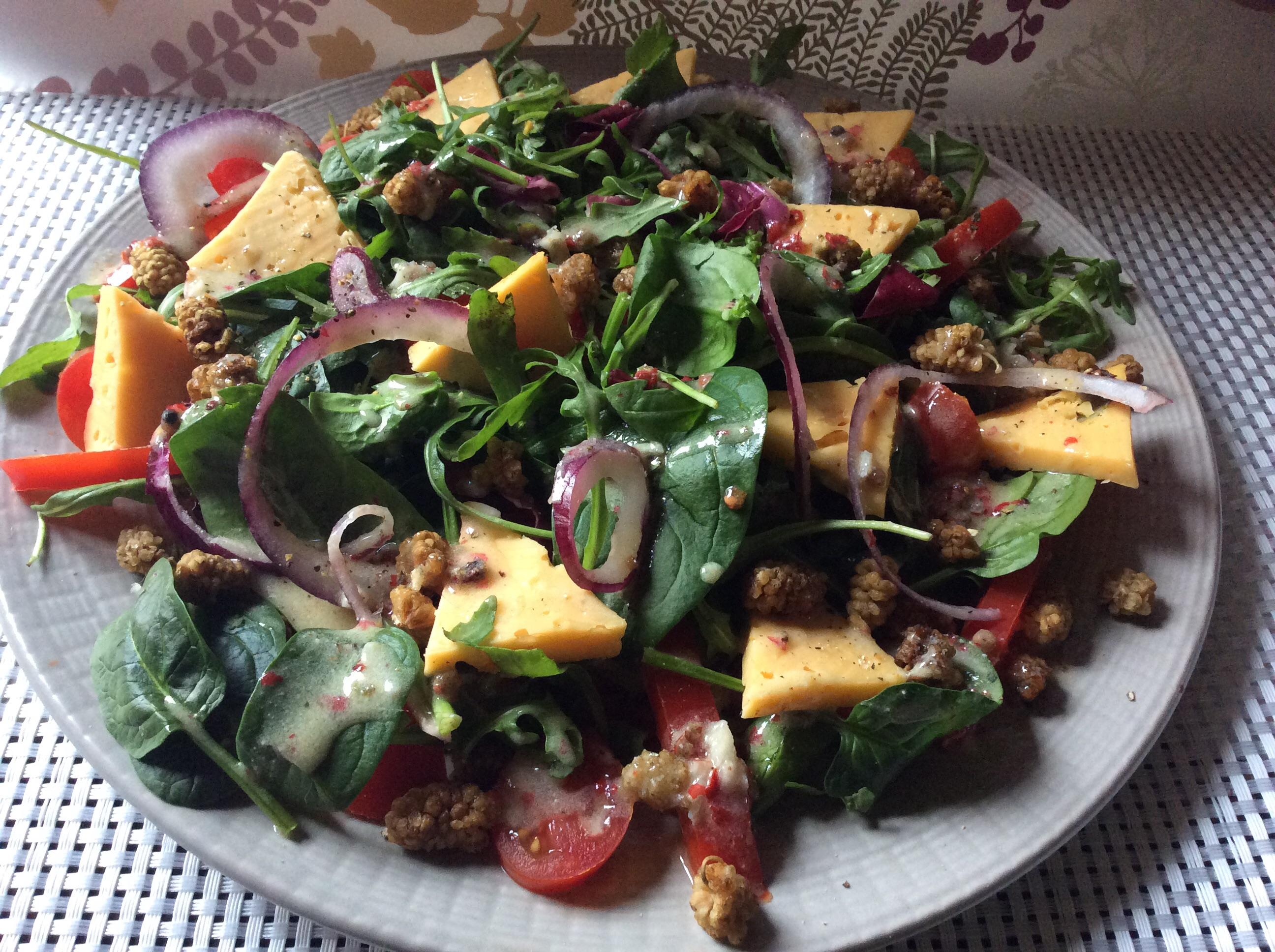 gemischter Salat mit Maulbeeren, Käse und Erdmandeldressing - Rezept By ...