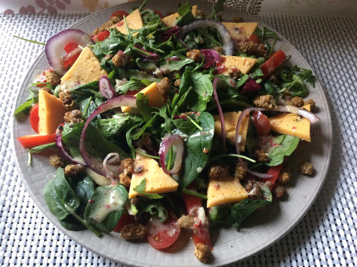 gemischter Salat mit Maulbeeren, Käse und Erdmandeldressing - Rezept - Bild Nr. 2