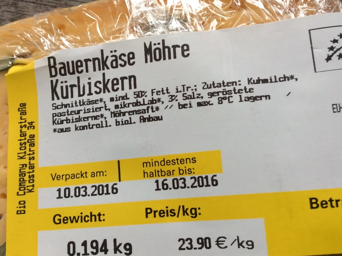 gemischter Salat mit Maulbeeren, Käse und Erdmandeldressing - Rezept - Bild Nr. 3