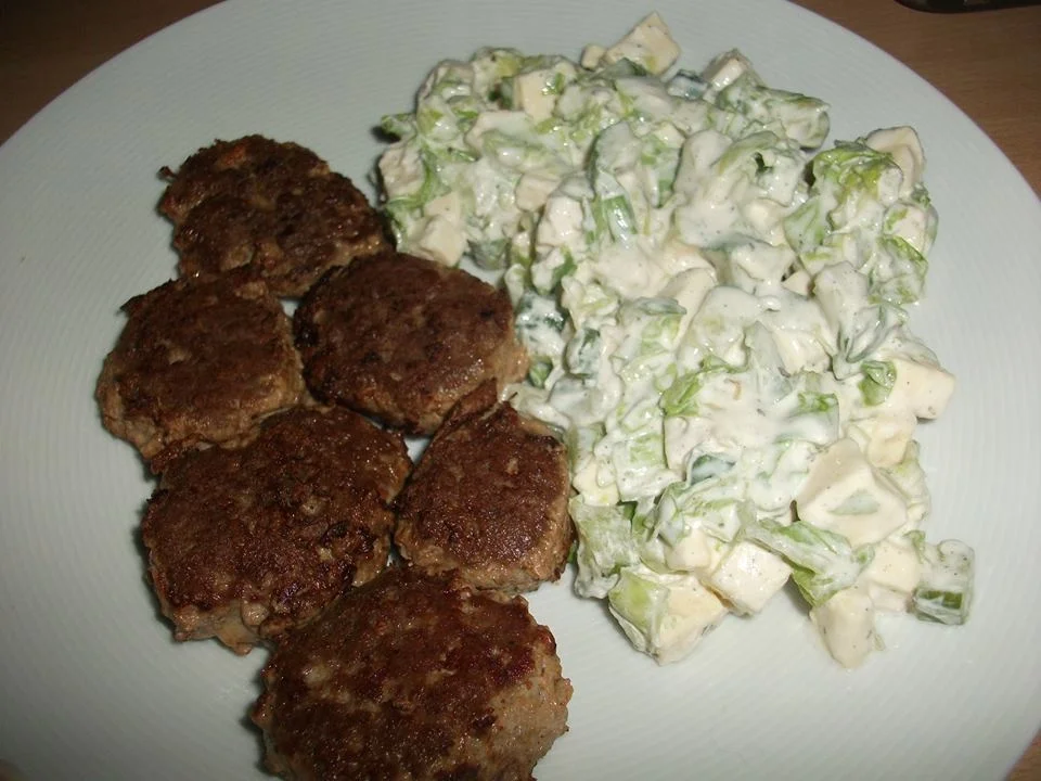Frikadellen mit Käsesalat  - Rezept