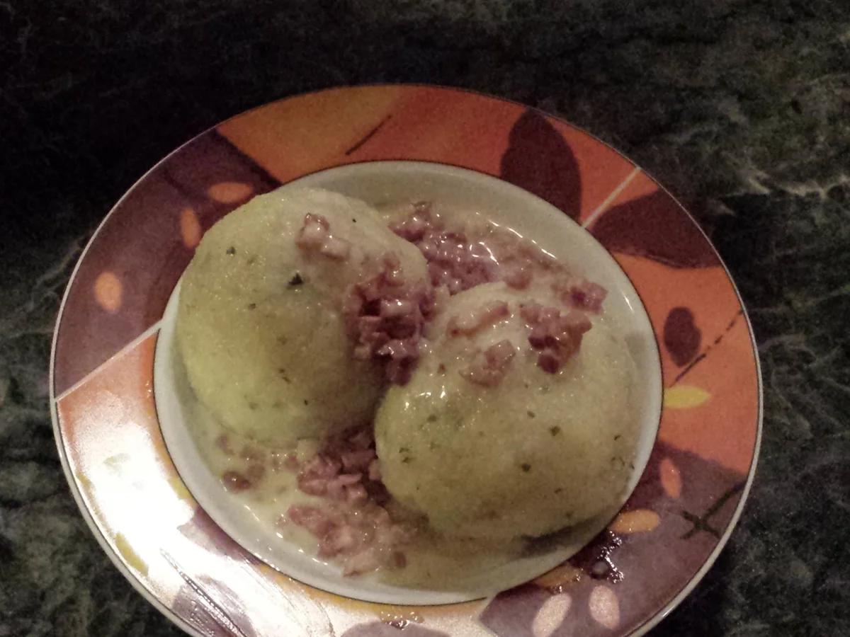 „Schnelle“ Gefüllte Klöße mit Speck-Sahne-Sauce   - Rezept