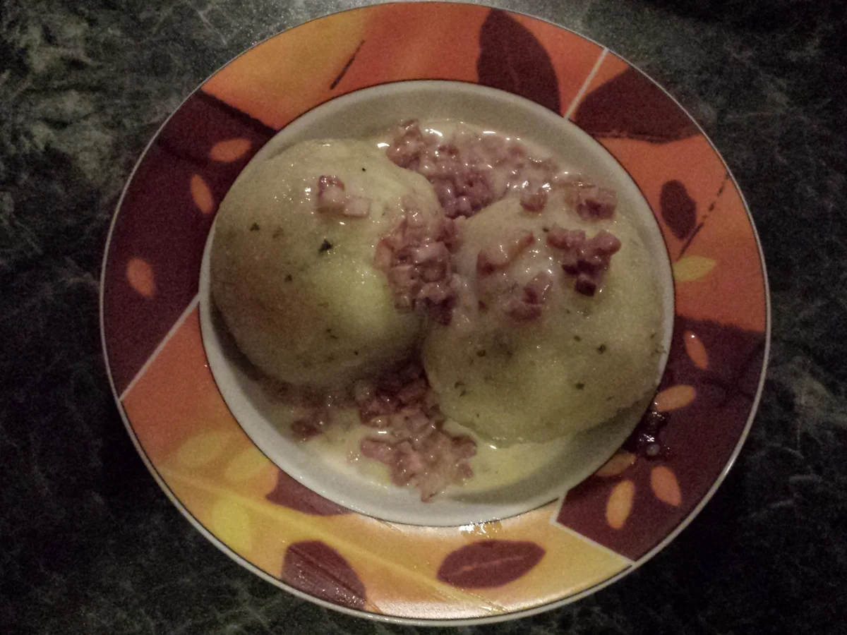 „Schnelle“ Gefüllte Klöße mit Speck-Sahne-Sauce   - Rezept - Bild Nr. 2