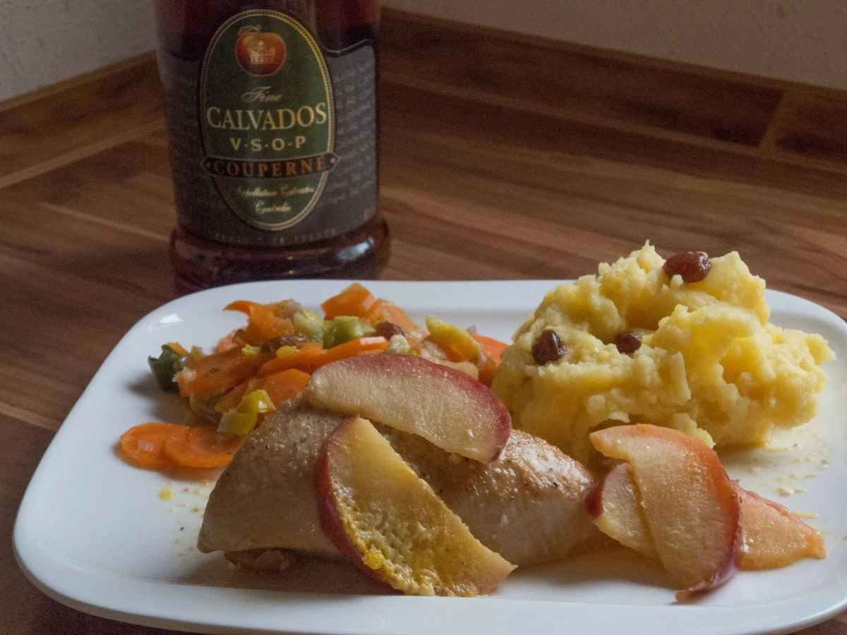 Putenschnitzel mit feinem Calvados-Apfel - Rezept - Bild Nr. 2