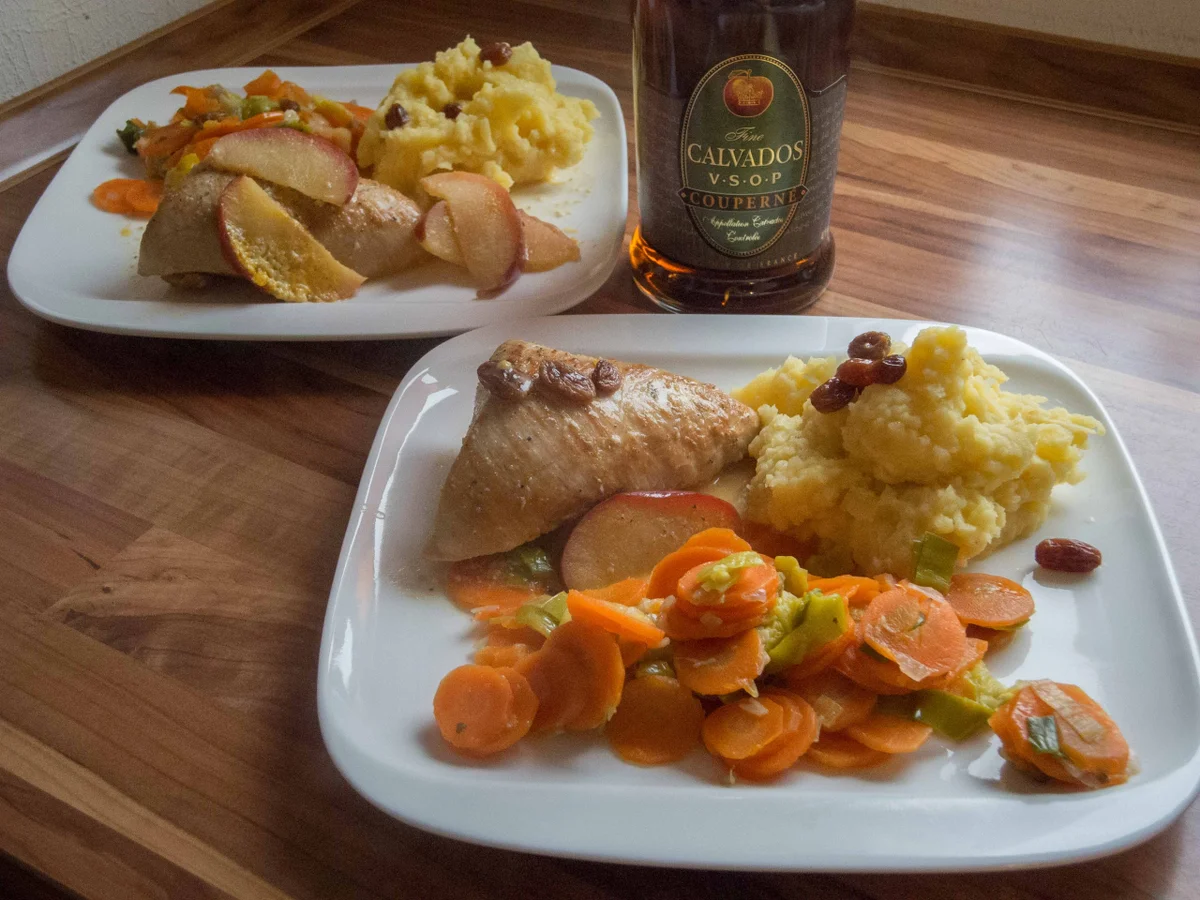 Putenschnitzel mit feinem Calvados-Apfel - Rezept - Bild Nr. 3