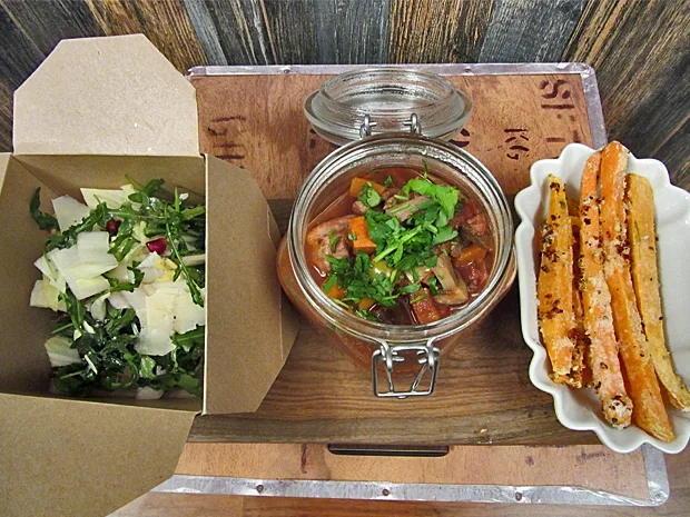 Rezept: Hähnchen Cacciatore mit Süßkartoffel Pommes, Chicorée Rucola Parmesan Salat Hähnchen Cacciatore mit Süßkartoffel Pommes, Chicorée Rucola Parmesan Salat - Rezept