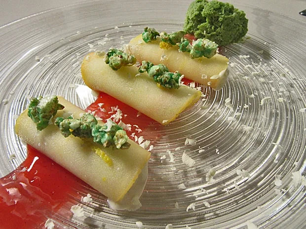 Apfelröllchen mit Ziegenmilch und weißer Schokolade, Estragon Eis - Rezept