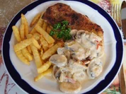 Schnitzel mit Champignonsauce und Pommes frites - Rezept