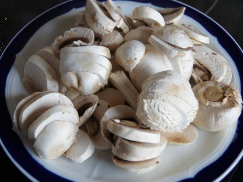 Schnitzel mit Champignonsauce und Pommes frites - Rezept - Bild Nr. 5