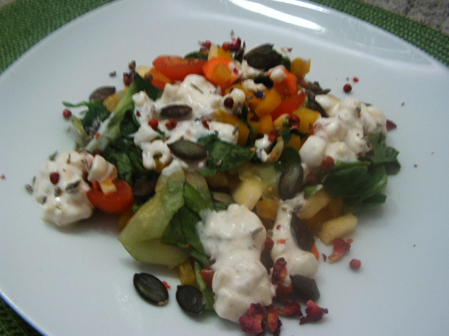 Bunter Salat mit Käsedressing - Rezept - kochbar.de