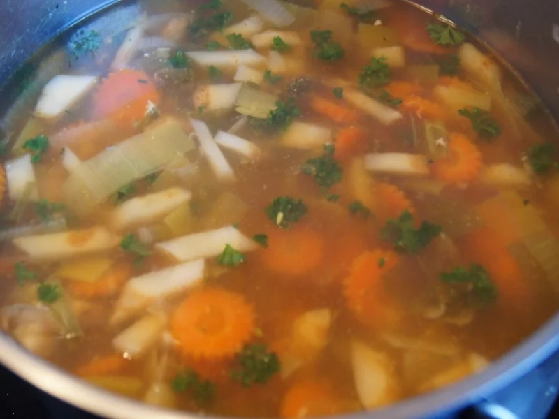 Rezept: 25 Minuten-Suppe mit Hähnchenbrustfilet und Gemüse Bild Nr. 3 25 Minuten-Suppe mit Hähnchenbrustfilet und Gemüse - Rezept - Bild Nr. 3