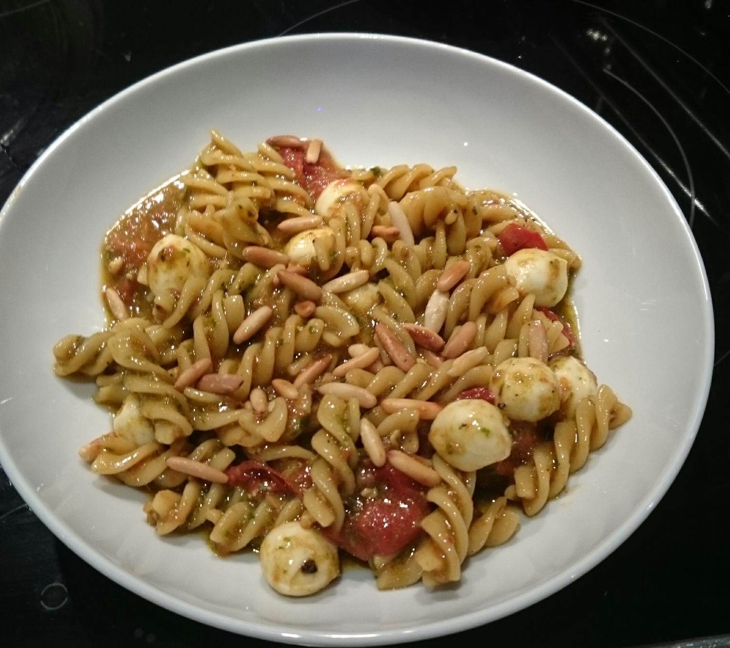 Nudelsalat mit Tomate und Mozzarella - Rezept - kochbar.de