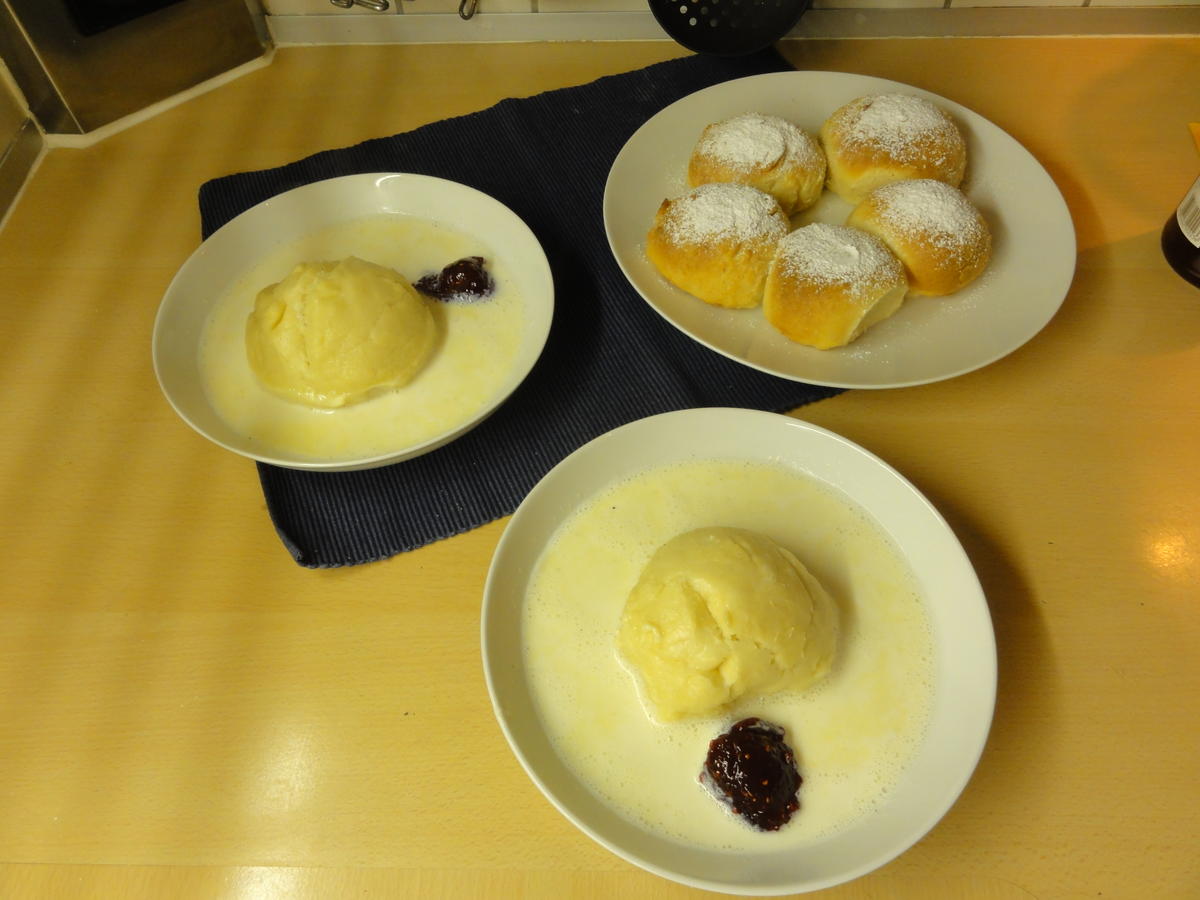 Dampfnudeln mit Mehl und zerlassene Butter - Rezept mit Bild - kochbar.de