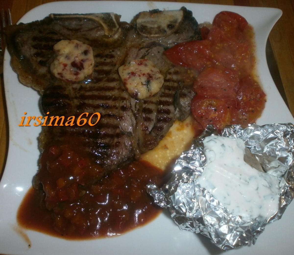  T-Bone Steak mit geschmolzenen Tomaten und Folien Kartoffeln - Rezept