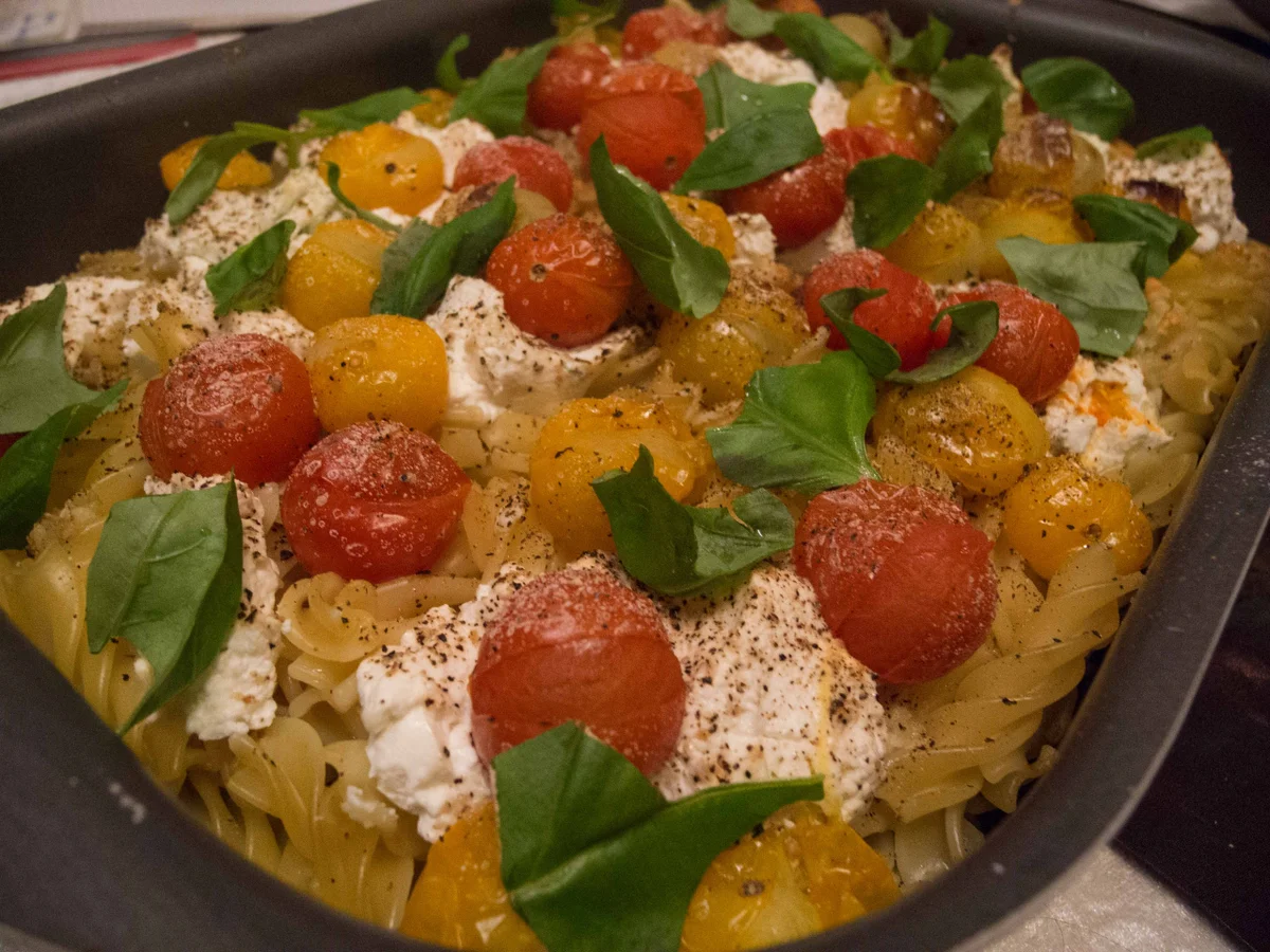 Schmortomaten im Nudelbett mit Ziegenkäse - Rezept