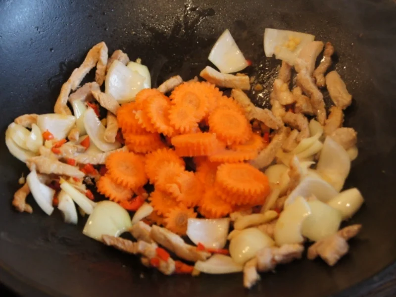 Rezept: Chinesische Bratnudeln mit Schweinefleisch Bild Nr. 9 Chinesische Bratnudeln mit Schweinefleisch - Rezept - Bild Nr. 9