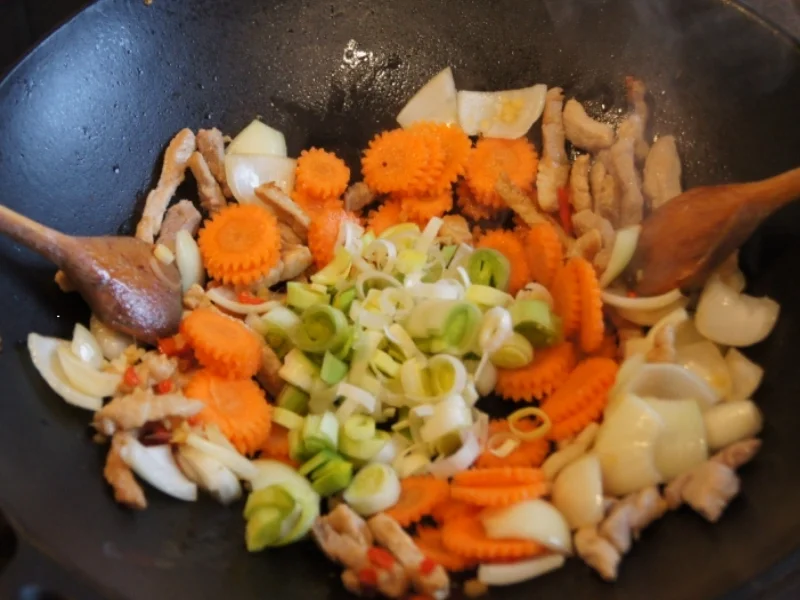 Rezept: Chinesische Bratnudeln mit Schweinefleisch Bild Nr. 10 Chinesische Bratnudeln mit Schweinefleisch - Rezept - Bild Nr. 10