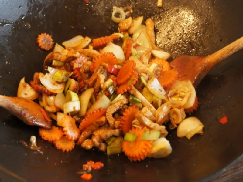 Rezept: Chinesische Bratnudeln mit Schweinefleisch Bild Nr. 11 Chinesische Bratnudeln mit Schweinefleisch - Rezept - Bild Nr. 11