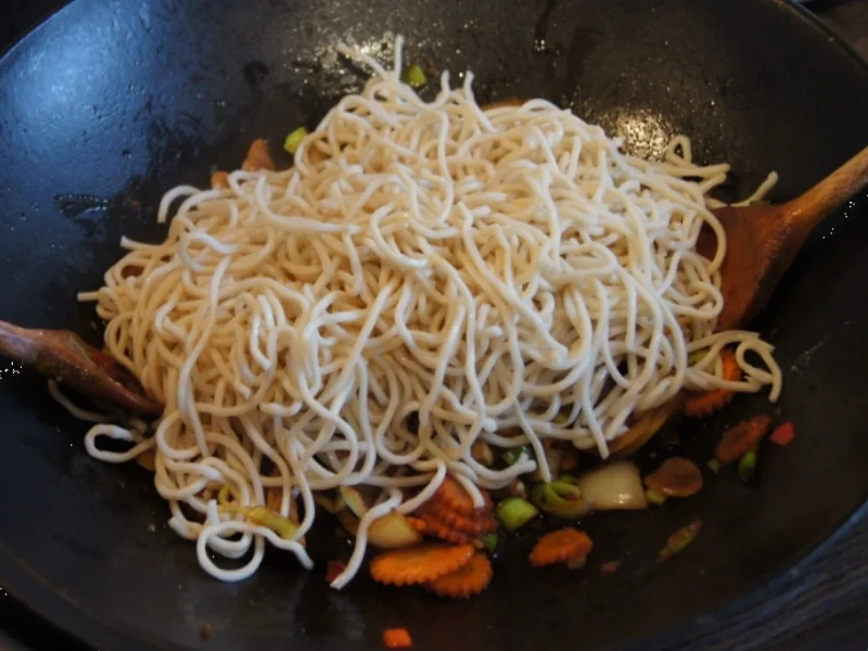 Rezept: Chinesische Bratnudeln mit Schweinefleisch Bild Nr. 12 Chinesische Bratnudeln mit Schweinefleisch - Rezept - Bild Nr. 12