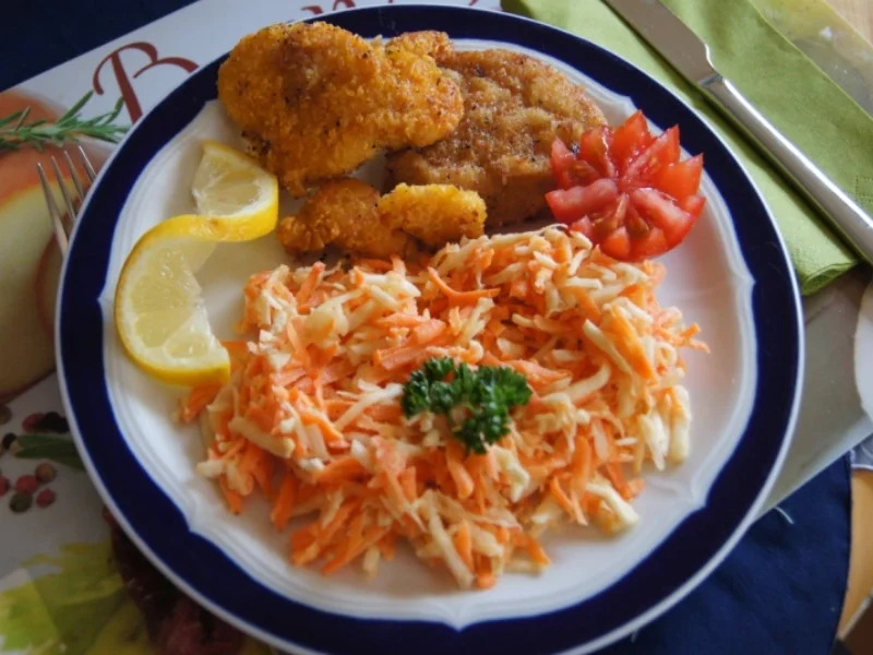 Rezept: Schnitzelpfanne mit Möhren-Sellerie-Salat Schnitzelpfanne mit Möhren-Sellerie-Salat - Rezept