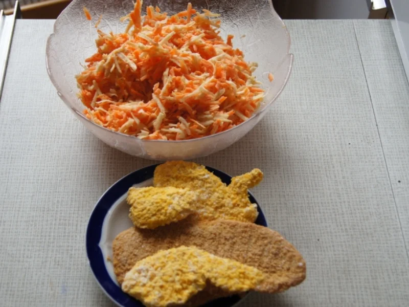 Rezept: Schnitzelpfanne mit Möhren-Sellerie-Salat Bild Nr. 2 Schnitzelpfanne mit Möhren-Sellerie-Salat - Rezept - Bild Nr. 2