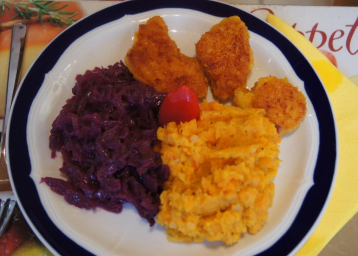 Hähnchenschnitzelchen mit Süßkartoffel-Möhren-Stampf und Rotkraut-Blaukraut - Rezept