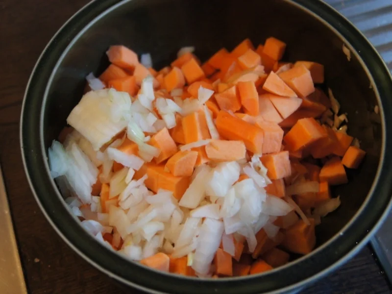 Hähnchenschnitzelchen mit Süßkartoffel-Möhren-Stampf und Rotkraut-Blaukraut - Rezept - Bild Nr. 3
