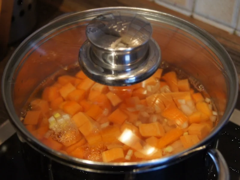 Hähnchenschnitzelchen mit Süßkartoffel-Möhren-Stampf und Rotkraut-Blaukraut - Rezept - Bild Nr. 4