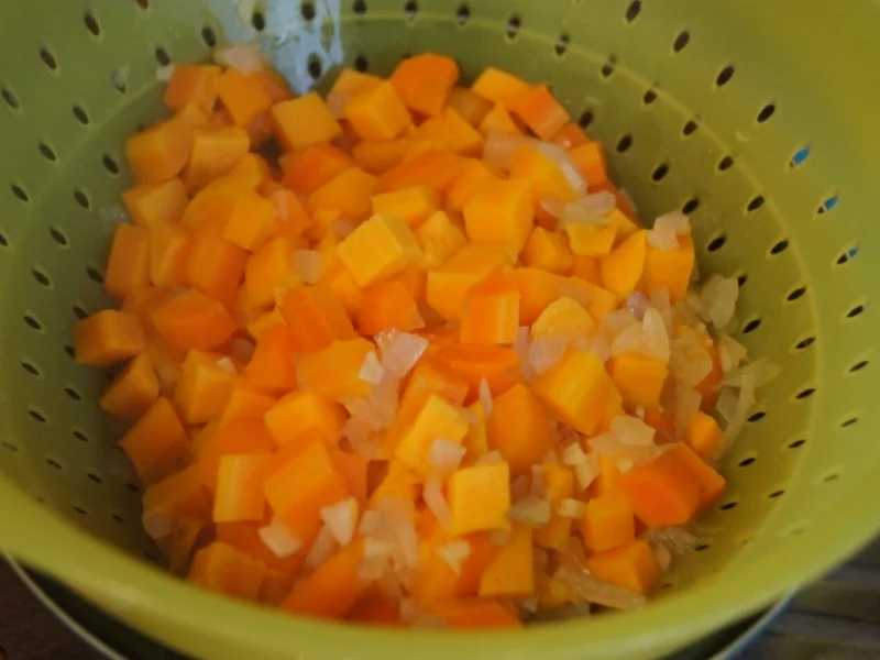 Hähnchenschnitzelchen mit Süßkartoffel-Möhren-Stampf und Rotkraut-Blaukraut - Rezept - Bild Nr. 5