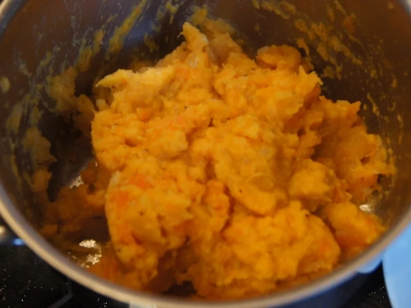 Hähnchenschnitzelchen mit Süßkartoffel-Möhren-Stampf und Rotkraut-Blaukraut - Rezept - Bild Nr. 7