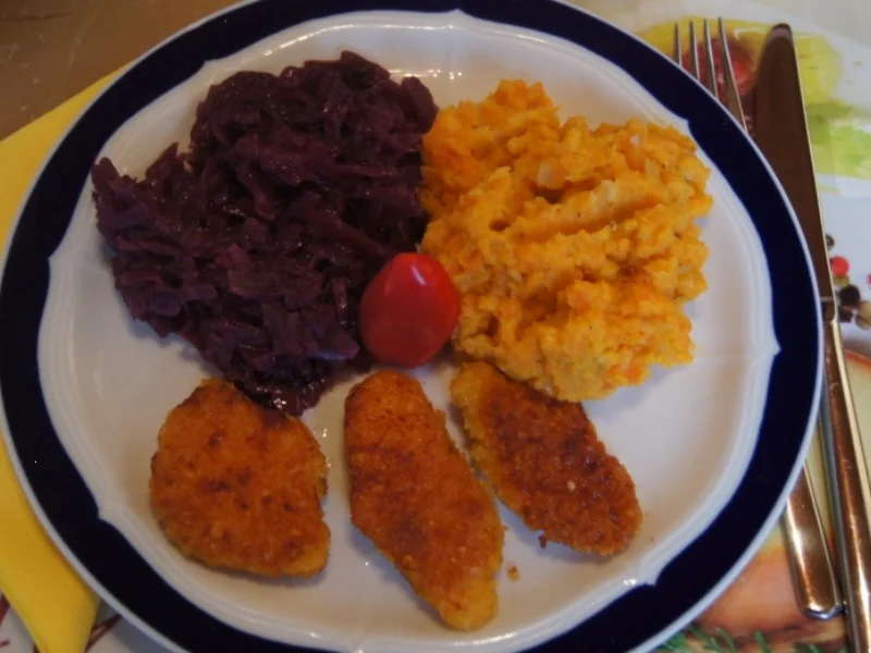Hähnchenschnitzelchen mit Süßkartoffel-Möhren-Stampf und Rotkraut-Blaukraut - Rezept - Bild Nr. 11