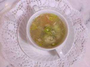 Klare Brühe mit Petersilienklößchen - Rezept