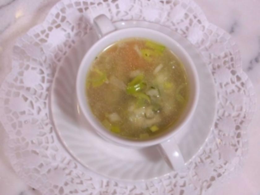 Klare Brühe mit Petersilienklößchen Rezept kochbar.de